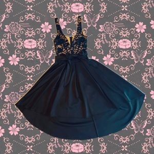 Floral lace top sleeveless dress in black( V-neck and zipper on back) 🖤♟🦓♠️♣️